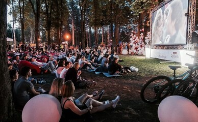 У Дніпрі запрацював безкоштовний кінотеатр під відкритим небом: де і коли можна подивитися кіно