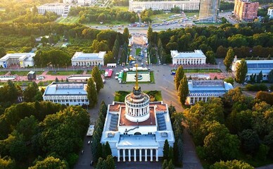 Гід по ВДНГ: усі атракціони, ресторани, басейни та глемпінг
