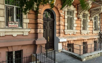 Історичному будинку Амбелікопуло в Одесі повернули автентичний вигляд парадних дверей
