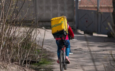 На Нивках курьер Glovo избил пенсионера за замечания о нарушении ПДД