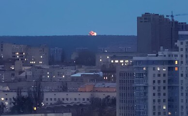 Во время атаки уже пострадали 11 человек, погибла женщина в области, тревога продолжается