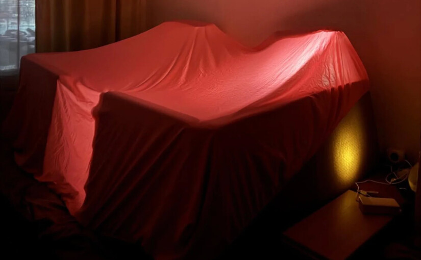 Халабуда из подушек и одеял спасла украинку от 13-градусного холода в квартире во время блекаута - фото