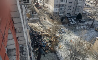 Затопило 9 поверхів: у Дніпрі півдня гасили пожежу в квартирі, де жінка все життя збирала сміття