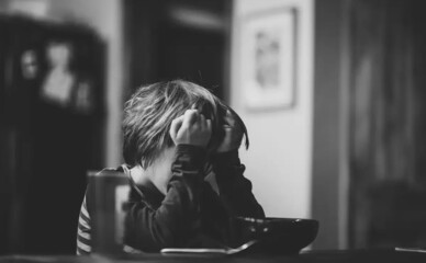 В Одесі засудили батька, який жорстоко катував власних немовлят