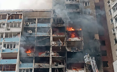 На Печерске юноша спас семью из горящего дома во время атаки