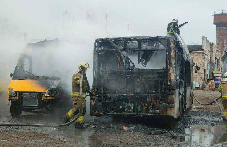 В Полтаве сгорели автобус и маршрутка на Харьковском шоссе — перевозчик подозревает поджог