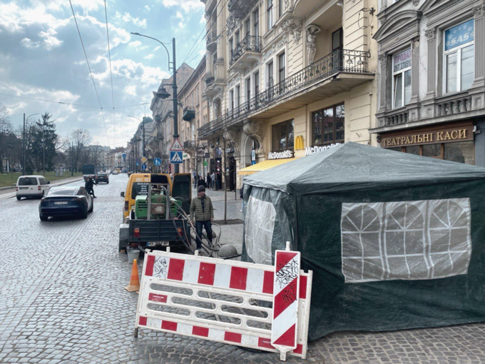 Во Львове тестируют пескоструйную обработку плитки на проспекте Свободы, чтобы уменьшить скользкость