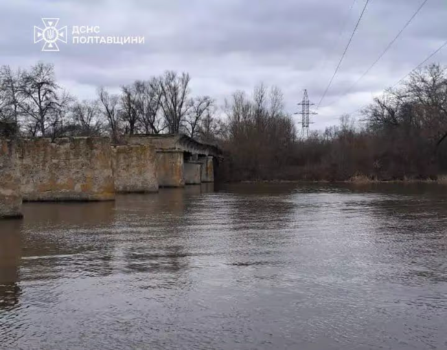 В Полтавской области ликвидировали затор из древесины на реке Псёл