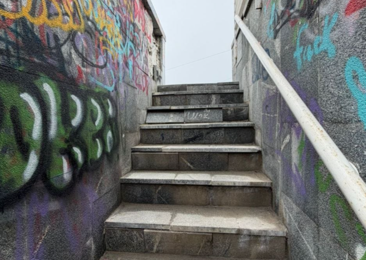 Комунальники відмивають багаторічні графіті біля Оперного театру в Харкові