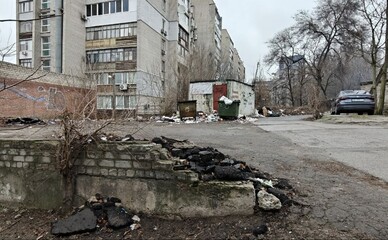 В центре Днепра двор превратился в стихийную свалку в 50 метрах от центральной улицы