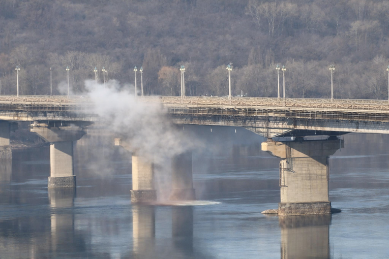 Русановка и Березняки остались без тепла из-за того, что под мостом Патона прорвало теплосеть