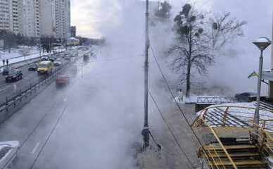 В Киеве умерла 16-летняя девушка, которая упала в яму с кипятком из-за прорыва теплотрассы