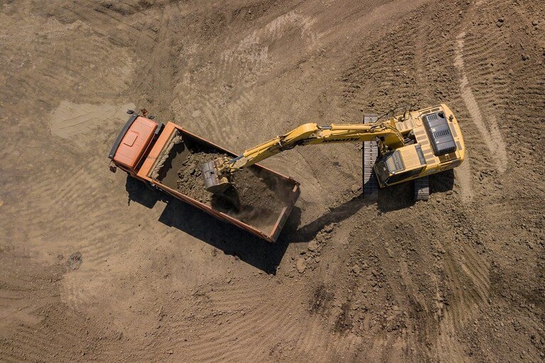 В Одесі запровадили трудову повинність — до розбору завалів і будівництва укриттів залучатимуть навіть тих, хто вже має роботу