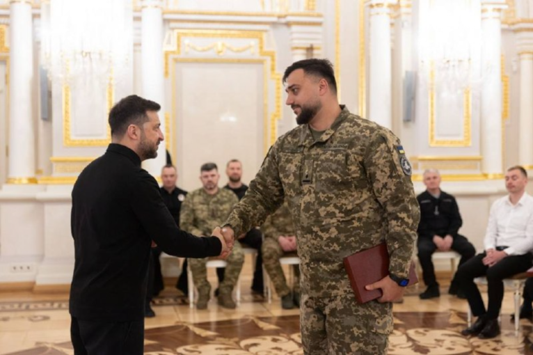 Зеленський нагородив двох полтавських авіаторів орденами Богдана Хмельницького І ступеня