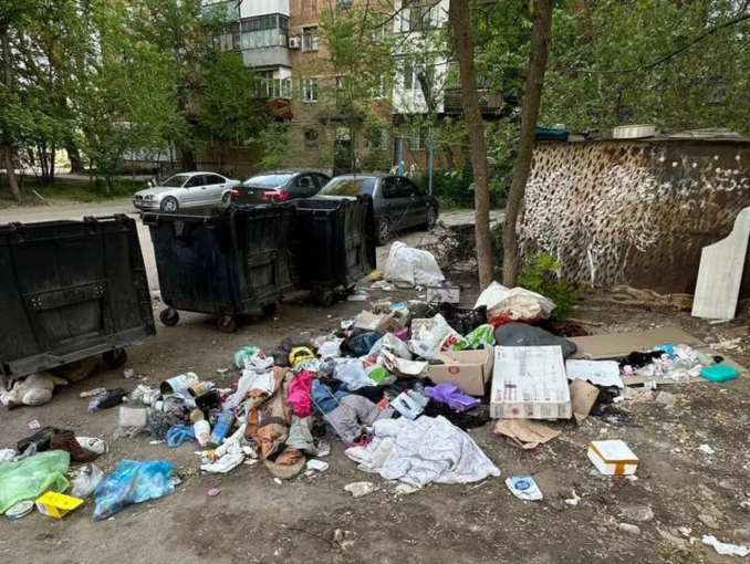 У Дніпрі підлітки засмітили територію біля під'їзду на ж/м Ломівський