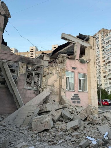 В Киеве ударом разрушена поликлиника и повреждены четыре медучреждения
