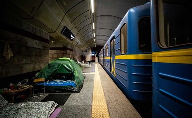 В киевском метро разрешили ночевать без тревоги, но палатки просят заменить более компактными