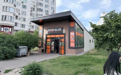 Власти не смогли объяснить, почему вместо противорадиационного укрытия на Осокорках появился магазин низких цен