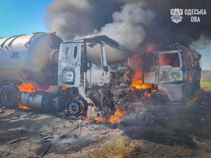 На півдні Одещини ворожий удар спалив бензовози і вбив людину 