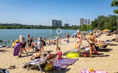 На Журавлевке в Харькове обустроили первый пляж и достраивают игровой комплекс