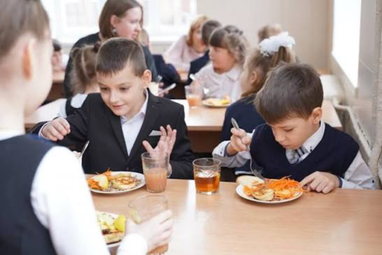 В Одесі діти обрали макарони й котлети для шкільного меню