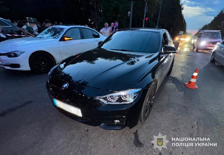 Во Львове отец и ребенок находятся в тяжелом состоянии после наезда двух BMW