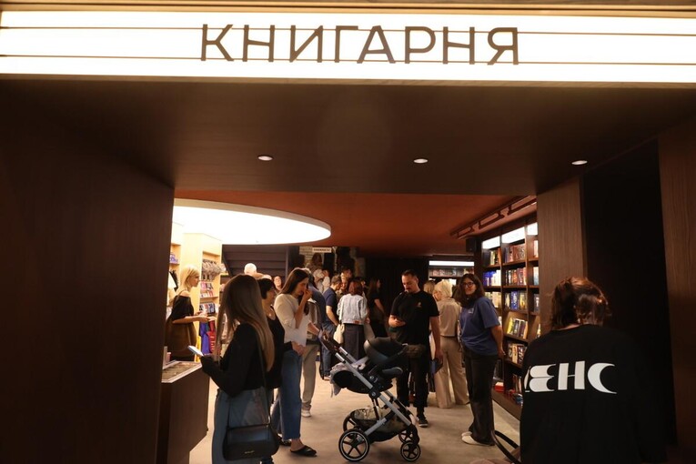 У Львові на Богдана Хмельницького колишній кінотеатр перетворили на книгарню «Сенс»