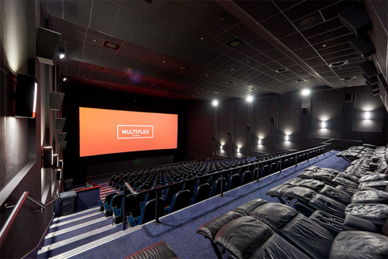 Мережа кінотеатрів Multiplex в Україні розповіла про роботу під час тривоги