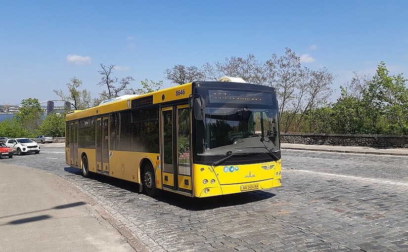У Києві низка автобусів і тролейбусів поновила рух за звичними схемами