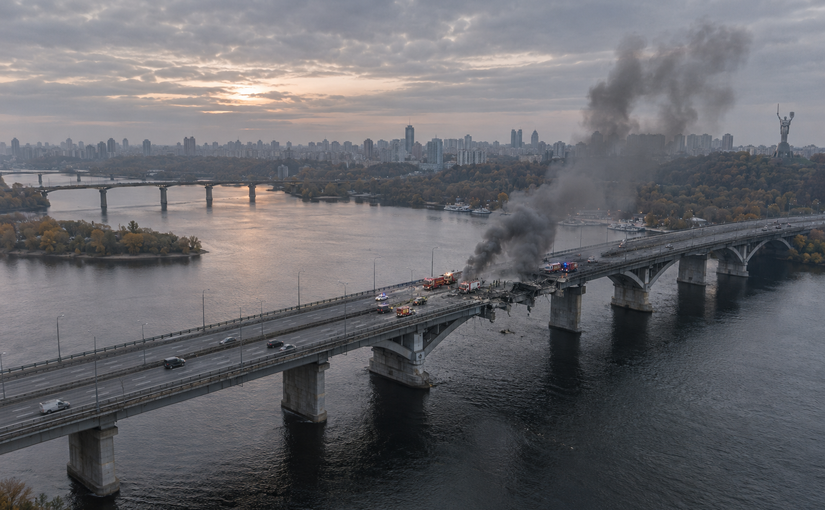 У Києві росіяни вдруге вдарили по Північному мосту, Південним пустили метро