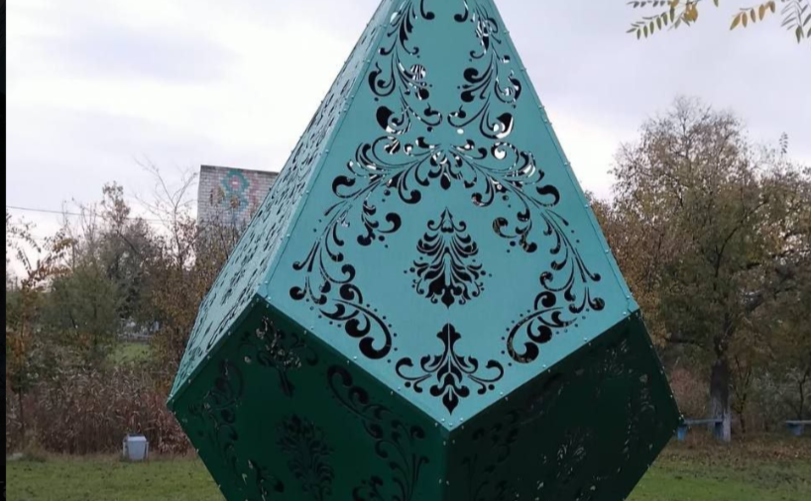 В Татарбунарах в Одесской области памятник Пушкину спрятали за металлической конструкцией