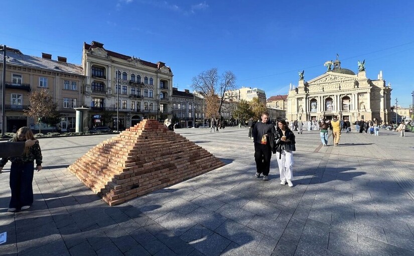 У Львові перед Оперним театром встановили цегляну піраміду «Говерла»