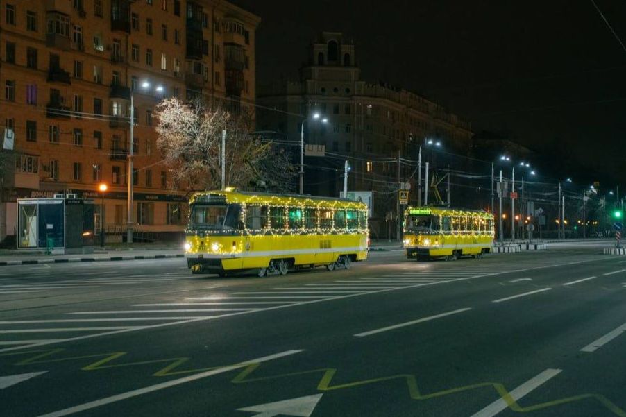 В Харькове запустили 18 праздничных трамваев с рождественской иллюминацией фото 2 1