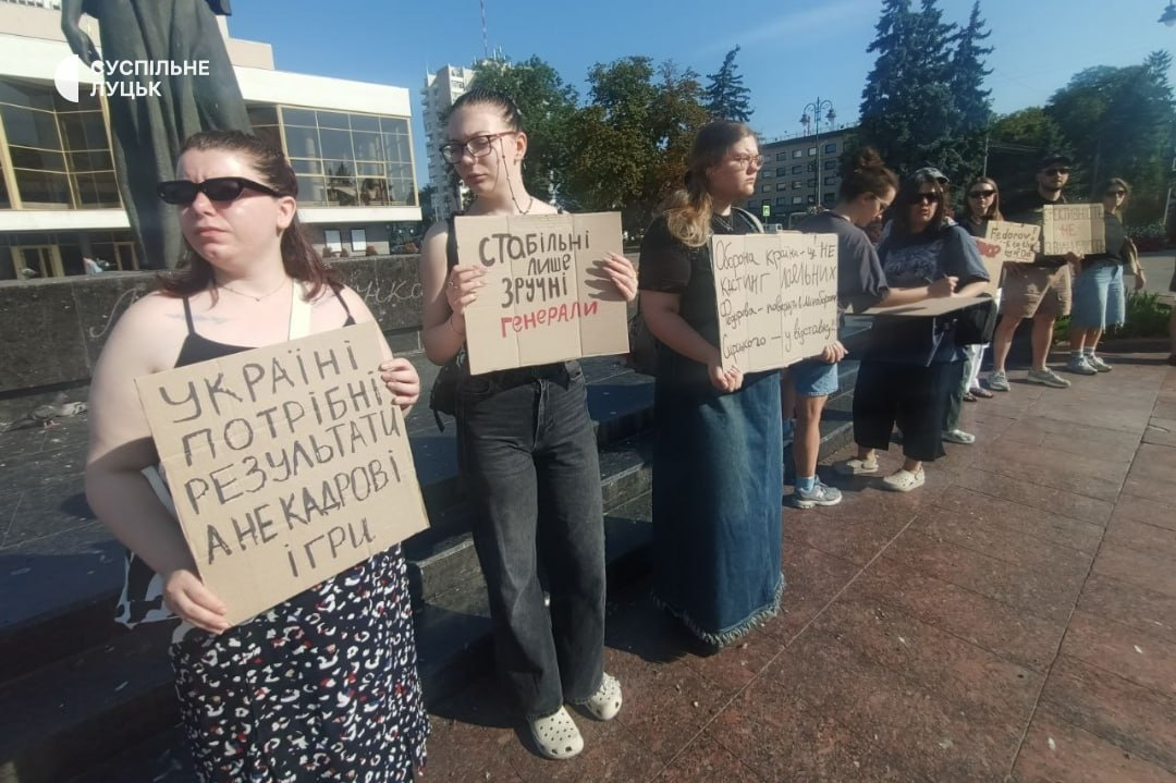 В Украине прошли митинги против отставки Федорова с должности министра обороны - фото