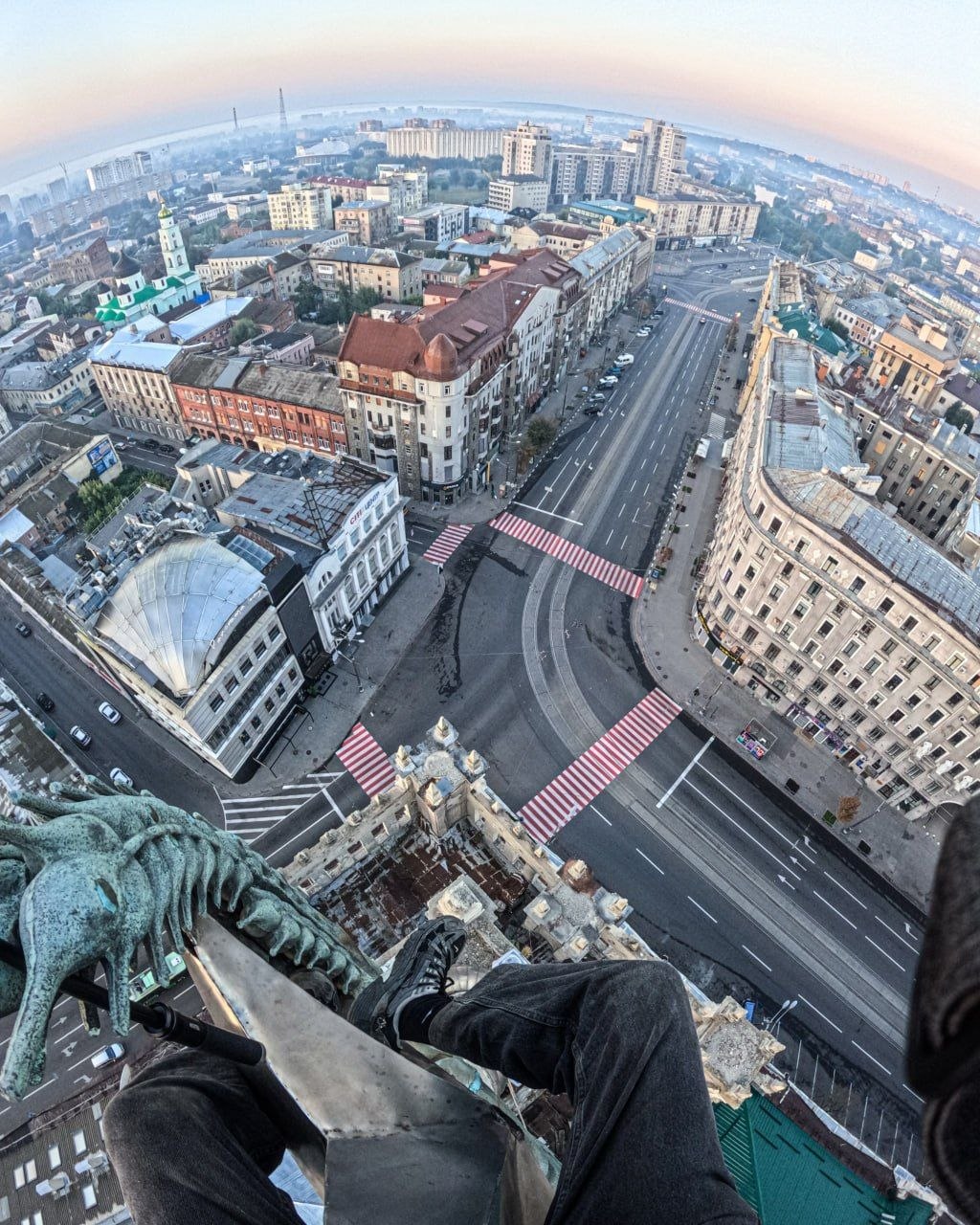У Харкові руфери залізли на зірку &laquo;Будинку зі шпилем&raquo; фото 2