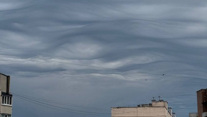 В Харькове заметили редкие волнистые облака фото
