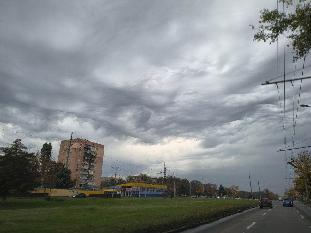 В Харькове заметили редкие волнистые облака фото